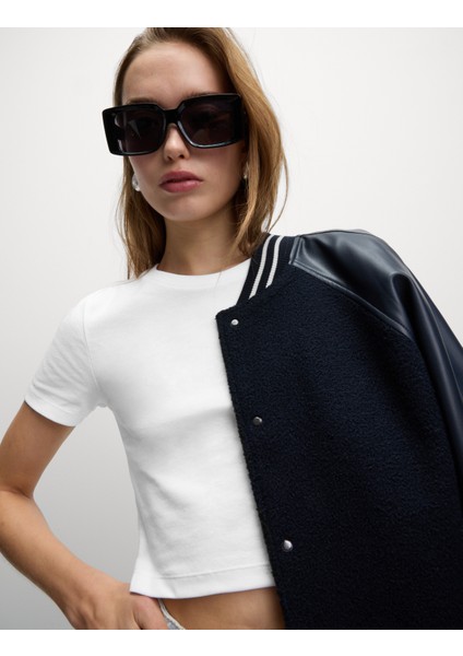 %100 Pamuklu Slim Fit Kısa Kollu Tişört fırsatları