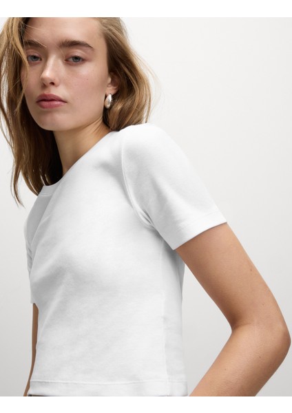 %100 Pamuklu Slim Fit Kısa Kollu Tişört indirimleri