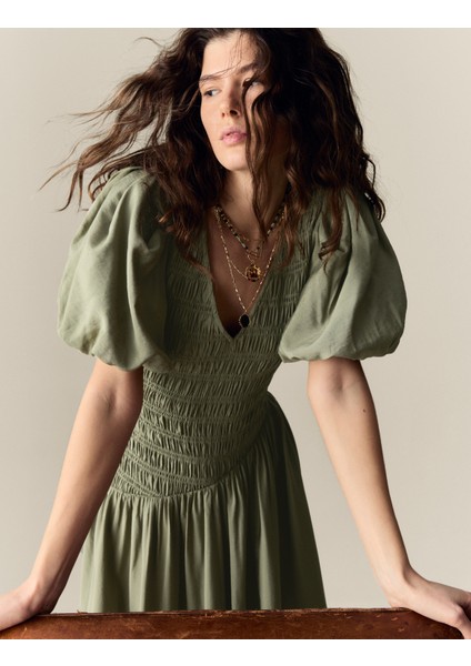 Dokulu V Yaka Kabarık Kollu Elbise