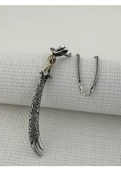 La Fetta Illa Ali La Seyfe Illa Zülfikar Yazılı Beyaz Taşlı 925 Ayar Gümüş Erkek Kolye