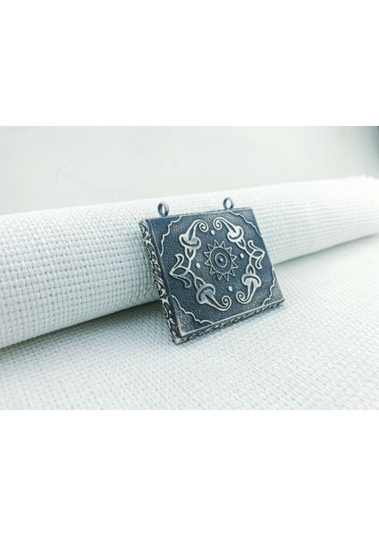 Güneş Simgeli Muska Kabi 925 Ayar Gümüş Erkek Kolye