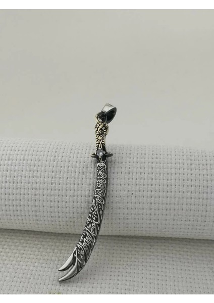 La Fetta Illa Ali La Seyfe Illa Zülfikar Yazılı Beyaz Taşlı 925 Ayar Gümüş Erkek Kolye Ucu