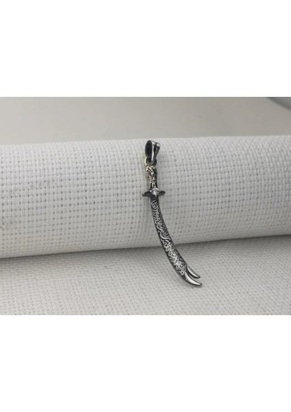 La Fetta Illa Ali La Seyfe Illa Zülfikar Yazılı Beyaz Taşlı 925 Ayar Gümüş Erkek Kolye Ucu