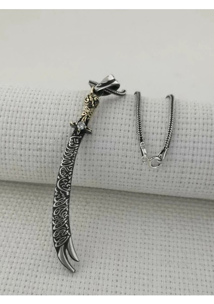 La Fetta Illa Ali La Seyfe Illa Zülfikar Yazılı Beyaz Taşlı 925 Ayar Gümüş Erkek Kolye