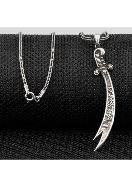 La Fetta Illa Ali La Seyfe Illa Zülfikar Yazılı Beyaz Taşlı 925 Ayar Gümüş Erkek Kolye