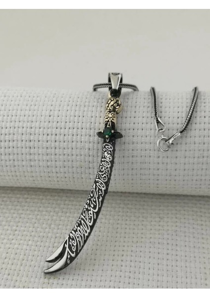 Yeşil Taşlı La Fetta Illa Ali La Seyfe Illa Zülfikar Yazılı Beyaz Taşlı 925 Ayar Gümüş Erkek Kolye