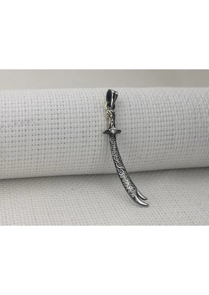 La Fetta Illa Ali La Seyfe Illa Zülfikar Yazılı Beyaz Taşlı 925 Ayar Gümüş Erkek Kolye Ucu