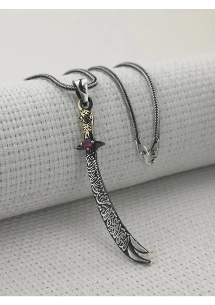 Kırmızı Taşlı La Fetta Illa Ali La Seyfe Illa Zülfikar Yazılı Beyaz Taşlı 925 Ayar Gümüş Erkek Kolye