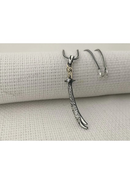 La Fetta Illa Ali La Seyfe Illa Zülfikar Yazılı Beyaz Taşlı 925 Ayar Gümüş Erkek Kolye