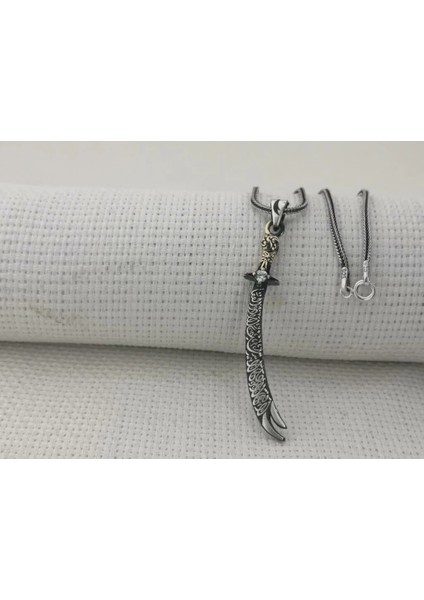 La Fetta Illa Ali La Seyfe Illa Zülfikar Yazılı Beyaz Taşlı 925 Ayar Gümüş Erkek Kolye