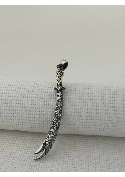 La Fetta Illa Ali La Seyfe Illa Zülfikar Yazılı Beyaz Taşlı 925 Ayar Gümüş Erkek Kolye Ucu