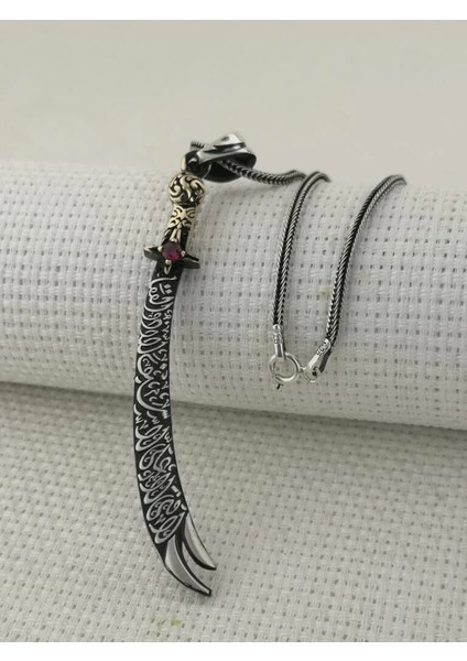 Kırmızı Taşlı La Fetta Illa Ali La Seyfe Illa Zülfikar Taşlı 925 Ayar Gümüş Erkek Kolye