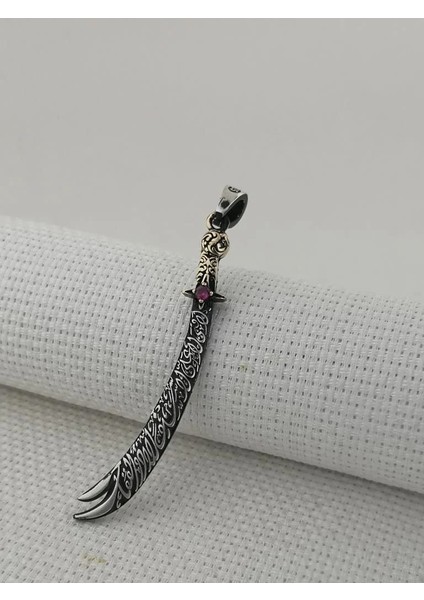 Kırmızı Taşlı La Fetta Illa Ali La Seyfe Illa Zülfikar Yazılı Beyaz Taşlı 925 Ayar Gümüş Erkek Kolye Ucu