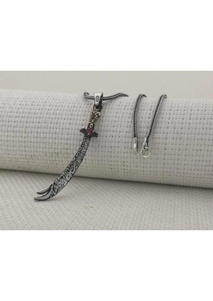 Kırmızı Taşlı La Fetta Illa Ali La Seyfe Illa Zülfikar Yazılı 925 Ayar Gümüş Erkek Kolye