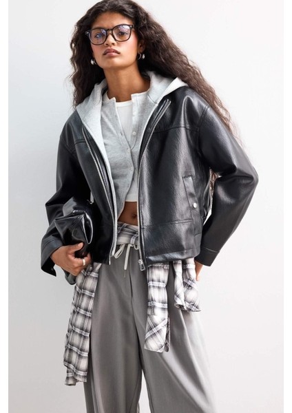 Relax Fit Çıkarılabilir Kapüşonlu Fermuarlı Suni Deri Mont E8543AX25AU