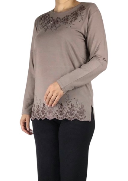 Kadın Yaka ve Etek Ucu Taş ve Işlemeli Mevsimlik Bluz