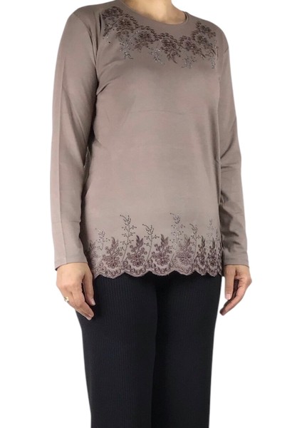 Kadın Yaka ve Etek Ucu Taş ve Işlemeli Mevsimlik Bluz fiyatları