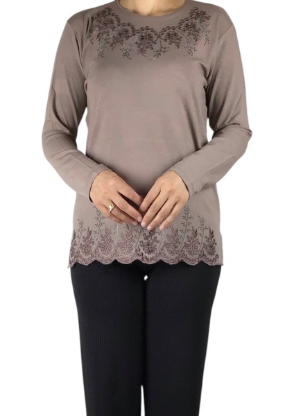 Kadın Yaka ve Etek Ucu Taş ve Işlemeli Mevsimlik Bluz modelleri