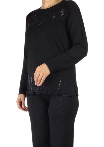 Kadın Yaka ve Etek Ucu Taş ve Işlemeli Mevsimlik Bluz