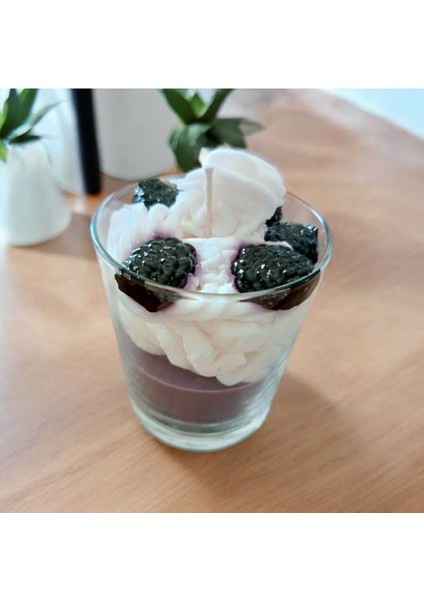 Kremalı Böğürtlen Kokulu Mum fırsatları