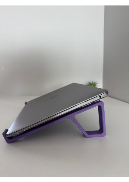 Laptop Standı / Notebook Yükseltici Taşınabilir, Kurulumu Çok Basit PLA malzemeden 3d üretilmiş ve sağlamlık testi yapılmıştır. Görseller kendimize aittir.