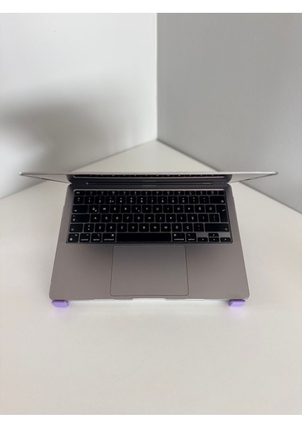Laptop Standı / Notebook Yükseltici Taşınabilir, Kurulumu Çok Basit PLA malzemeden 3d üretilmiş ve sağlamlık testi yapılmıştır. Görseller kendimize aittir.