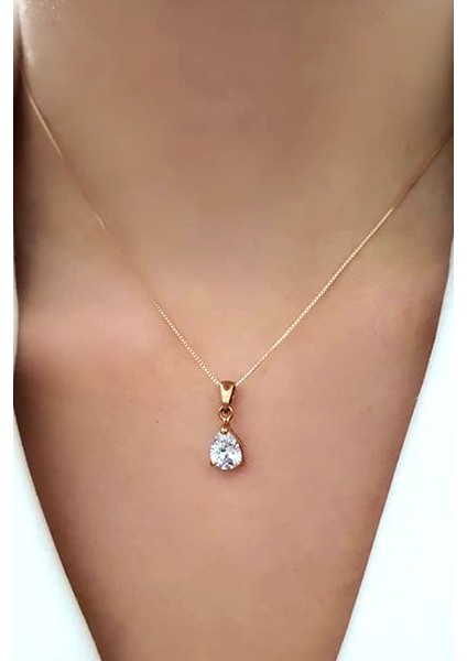 Pırlanta ışıltısında zirkon taşlı gümüş rose kolye