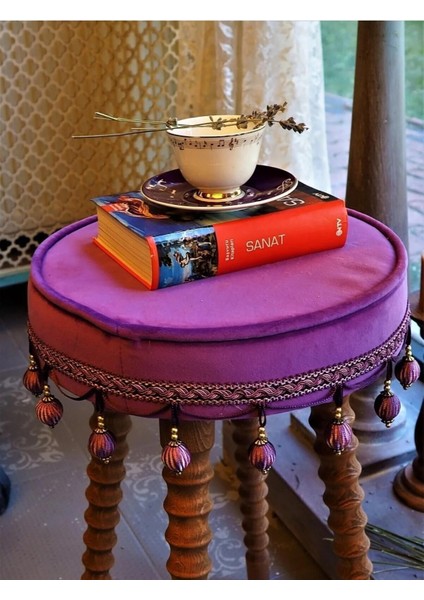 Mor Kadife Kumaştan Ahşap Ayaklı Dekoratif Puf Sehpa