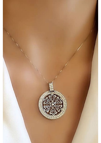 Zirkon taş detaylı italyan tasarımı 925 ayar gümüş lüks madalyon kolye fiyatları