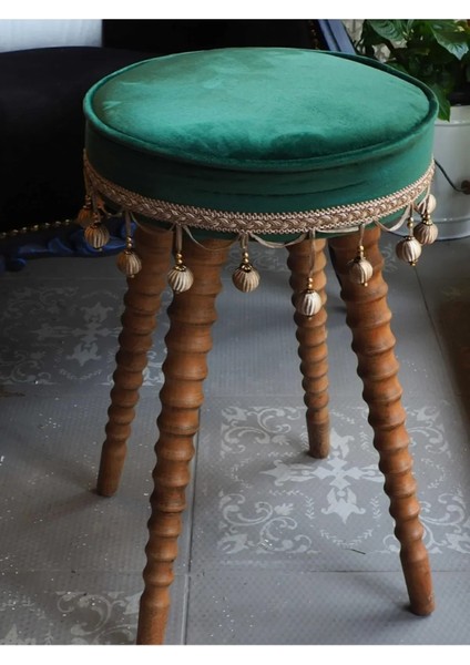Yeşil Kadife Kumaştan Ahşap Ayaklı Dekoratif Puf Sehpa modelleri