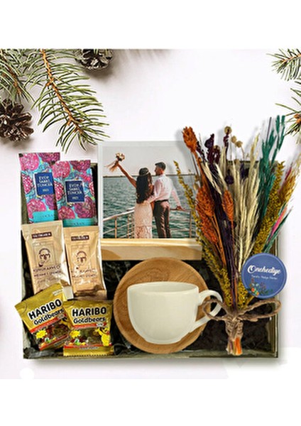 One Kişiye Özel Fotoğraf Çerçeveli Kuru Çiçek Buketli Fincan Kahve Hediye Kutusu