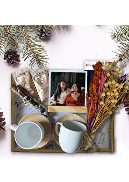 One Kişiye Özel Fotoğraflı Kuru Çiçek Buketli Porselen Fincan ve Çikolata Hediye Kutusu