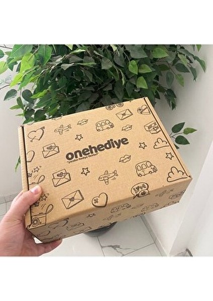 One Kişiye Özel Fotoğraflı Kuru Çiçek Buketli Porselen Fincan ve Çikolata Hediye Kutusu