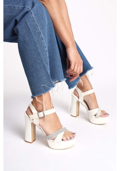 Parlak Çapraz Taş Şeritli Tokalı Kalın Yüksek Topuklu Kadın Abiye Ayakkabı