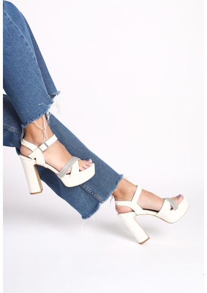 Parlak Çapraz Taş Şeritli Tokalı Kalın Yüksek Topuklu Kadın Abiye Ayakkabı