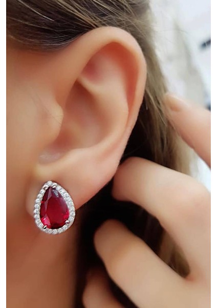 Pırlanta ışıltısında fuşya ve beyaz zirkon taşlı gümüş bayan küpe