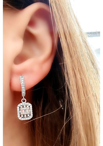 Baget zirkon Taşlı 925 ayar Gümüş Sallantılı Küpe