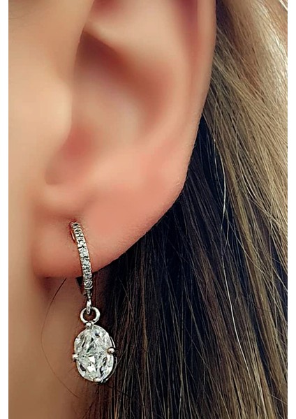 Pırlanta ışıltısında zirkon taşlı gümüş küpe