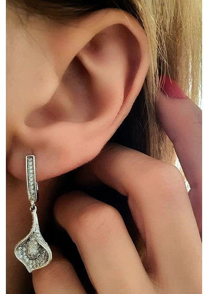 Pırlanta ışıltısında zirkon taşlı gümüş orkide küpe