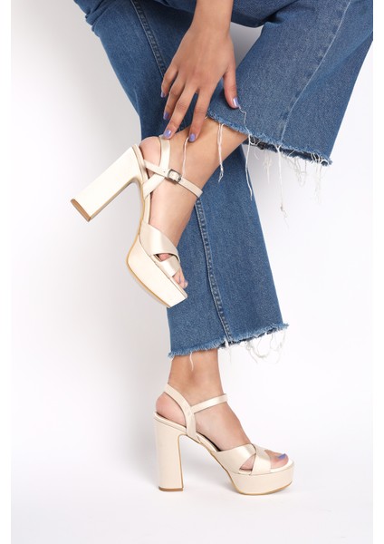 Parlak Çapraz Şeritli Tokalı Kalın Yüksek Platform Kadın Düğün Topuklu Abiye Ayakkabı modelleri