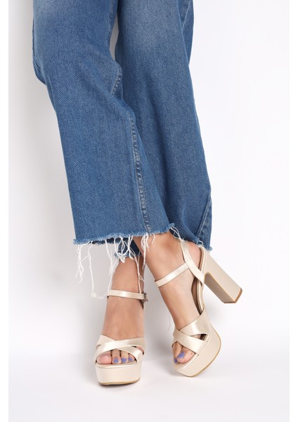 Parlak Çapraz Şeritli Tokalı Kalın Yüksek Platform Kadın Düğün Topuklu Abiye Ayakkabı indirimleri