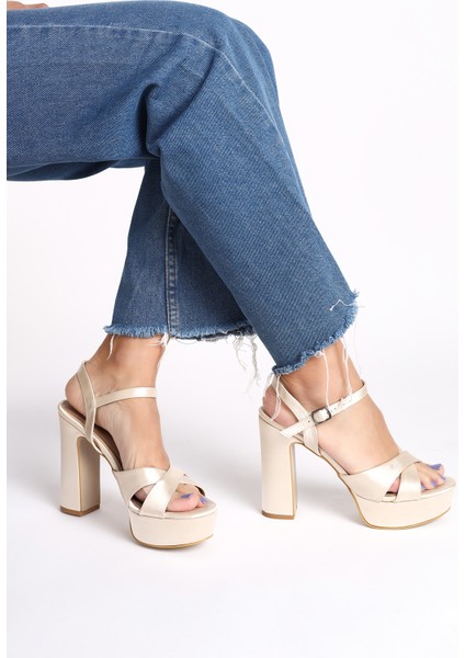 Parlak Çapraz Şeritli Tokalı Kalın Yüksek Platform Kadın Düğün Topuklu Abiye Ayakkabı