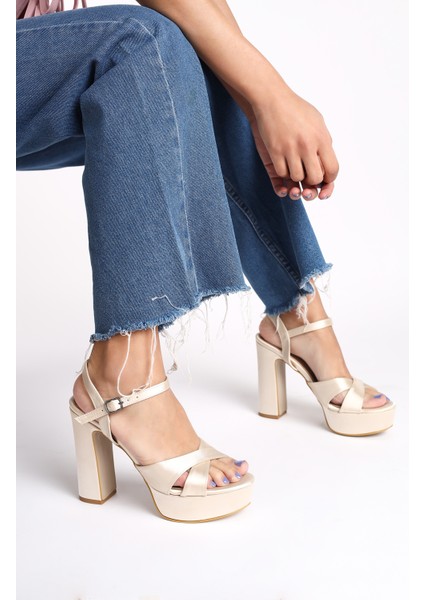 Parlak Çapraz Şeritli Tokalı Kalın Yüksek Platform Kadın Düğün Topuklu Abiye Ayakkabı