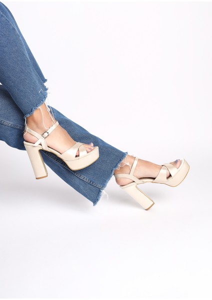 Parlak Çapraz Şeritli Tokalı Kalın Yüksek Platform Kadın Düğün Topuklu Abiye Ayakkabı