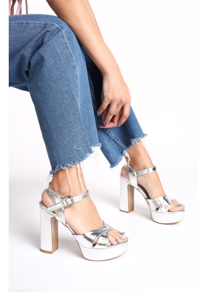 Parlak Çapraz Şeritli Tokalı Kalın Yüksek Platform Kadın Düğün Topuklu Abiye Ayakkabı