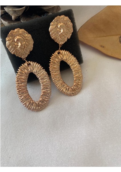 Aslanlı Tırtıklı Küpe Roz Renk fırsatları