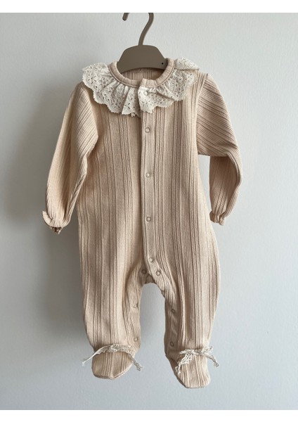 Yakası Fırfırlı Önden Çıt Çıtlı Bebek Tulumu