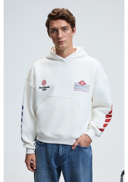 Abısmo Erkek Kapüşonlu Kanguru Cepli Kolları ve Sırtı Baskılı Relaxed Fit Beyaz Sweatshirt