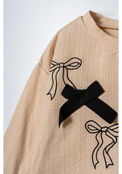 Kız Çocuk Pamuklu Bej Fiyonk Desenli Sweatshirt ve Siyah Pantolon Takım – Şık ve Rahat Kombin indirimleri