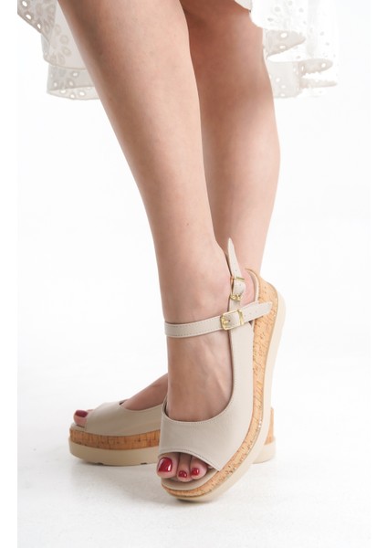 Yanları Kapalı Kalın Şeritli Ahşap Görünümlü Yüksek Dolgu Taban Yazlık Kadın Sandalet Ayakkabı modelleri